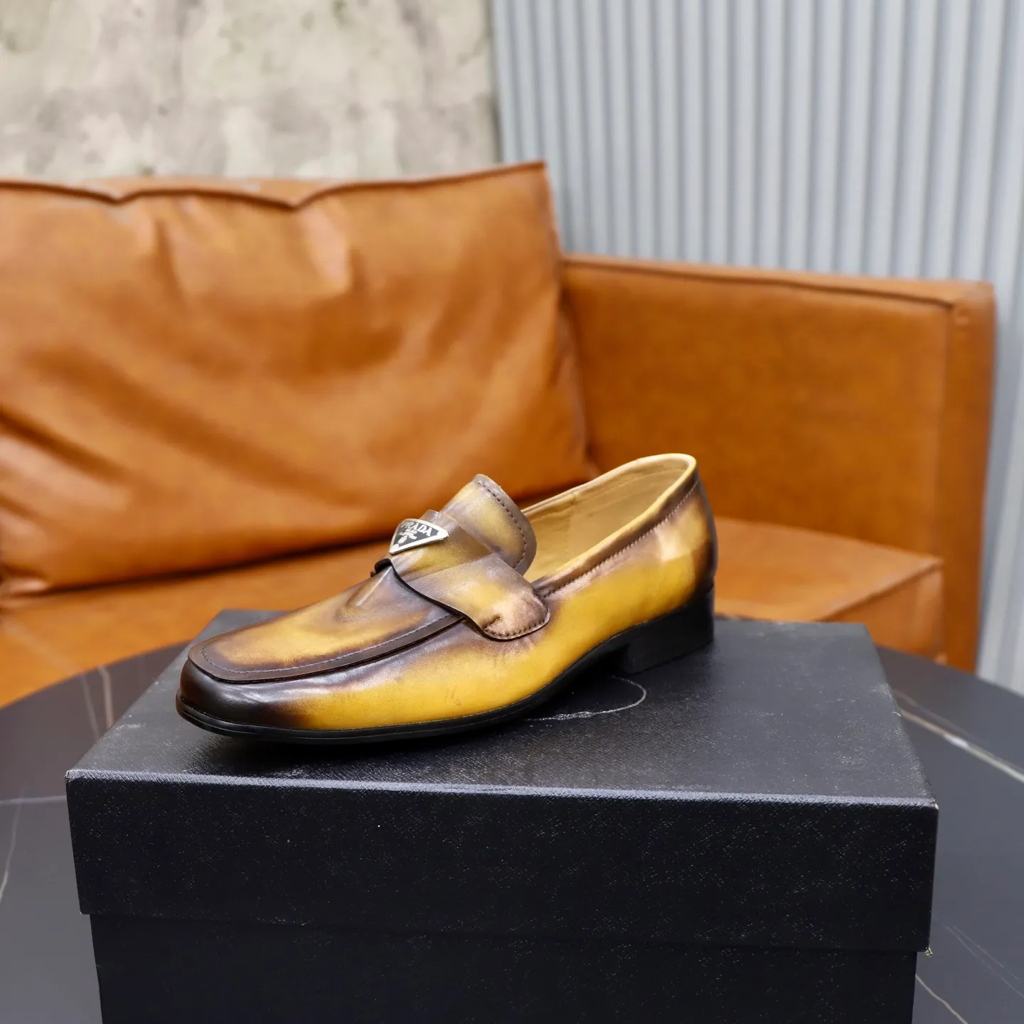 Ex-factory price: 520💰[PRADA] Prada's new casual men's shoes are launched in Hong Kong counters. Official website 1:1 production. Italian washed cowhide + water-dyed leather lining. Designed by European and American masters. Perfect shape to create counter quality, solid color rubber wear-resistant outsole and classic dazzling head! Super versatile and very comfortable. High-end without losing taste, fashionable and novel! ! Absolute focus! 3 colors available! Code number 38-45